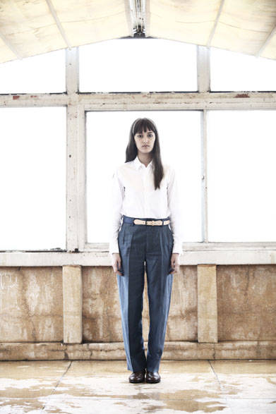 <strong>semoh｜セモー</strong><br />シャツ 1万8360円、パンツ 2万7000円、ベルト 1万1880円、レザーシューズ  5万6160円