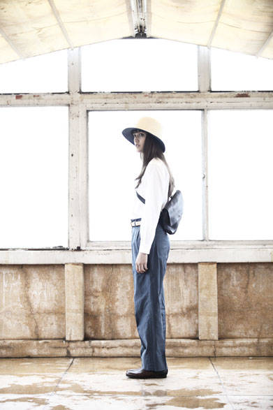 <strong>semoh｜セモー</strong><br />パナマハット 3万240円、シャツ 1万8360円、パンツ 2万7000円、バッグ 6万4800円、ベルト 1万1880円、レザーシューズ  5万6160円