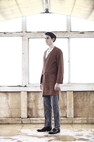 <strong>semoh｜セモー</strong><br />ガウン 4万3200円、布帛Tシャツ 2万1600円、パンツ 3万3480円、レザーシューズ  5万9400円