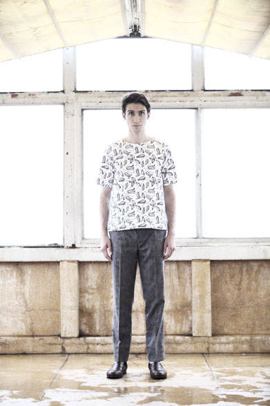 <strong>semoh｜セモー</strong><br />布帛Tシャツ 2万1600円、パンツ 3万3480円、レザーシューズ  5万9400円