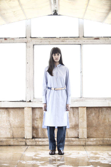 <strong>semoh｜セモー</strong><br />ワンピース 2万4840円、パンツ 2万7000円、ベルト 1万1880円、レザーシューズ  5万6160円