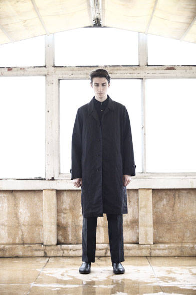 <strong>semoh｜セモー</strong><br />コート 6万6960円、シャツ 2万5920円、パンツ 2万8080円、レザーシューズ  5万9400円