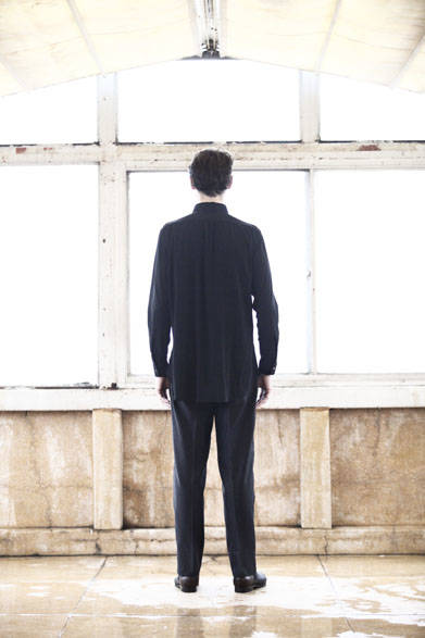 <strong>semoh｜セモー</strong><br />シャツ 2万5920円、パンツ 2万8080円、レザーシューズ  5万9400円