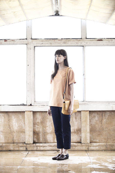 <strong>semoh｜セモー</strong><br />布帛Tシャツ 2万520円、パンツ 3万1320円、バッグ 6万4800円、レザーシューズ  5万6160円