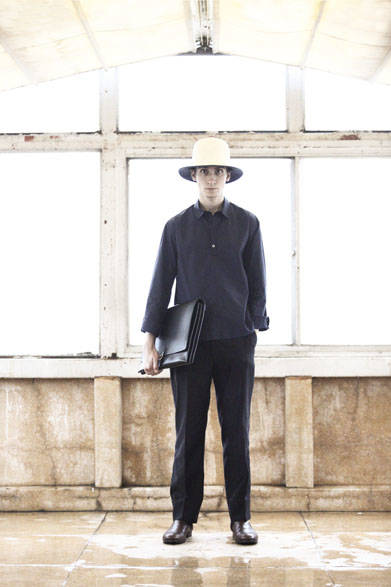 <strong>semoh｜セモー</strong><br />パナマハット 3万240円、プルオーバーシャツ 2万2680円、パンツ 2万8080円、バッグ 8万9640円、レザーシューズ  5万9400円