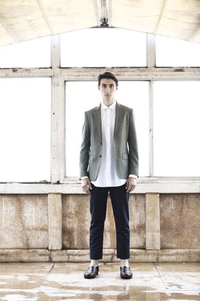 <strong>semoh｜セモー</strong><br />テーラードジャケット 6万480円、シャツ 1万9440円、パンツ 3万3480円、レザーシューズ  5万9400円