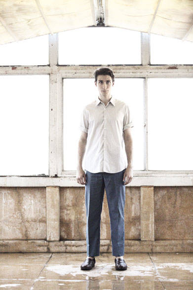 <strong>semoh｜セモー</strong><br />半袖シャツ 1万7280円、パンツ 2万8080円、レザーシューズ  5万9400円