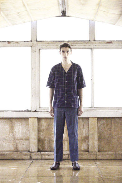 <strong>semoh｜セモー</strong><br />半袖シャツ 2万520円、パンツ 2万8080円、レザーシューズ  5万9400円