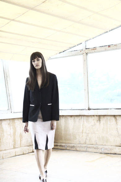 <strong>semoh｜セモー</strong><br />ジャケット 5万2920円、スカート 2万4840円、レザーシューズ  5万6160円