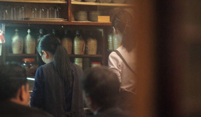 <strong>角田陽太｜「東京浪漫酒場」｜第八回 恵比寿「さいき」</strong><br />カウンター内で働く店員さんたち