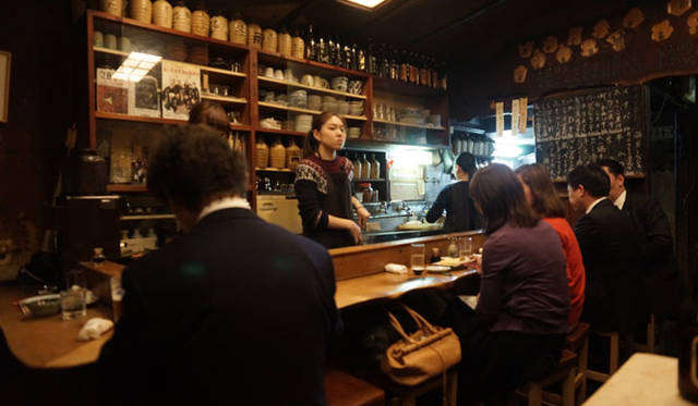 <strong>角田陽太｜「東京浪漫酒場」｜第八回 恵比寿「さいき」</strong><br />細めのLの字型のカウンター。常連客も多い