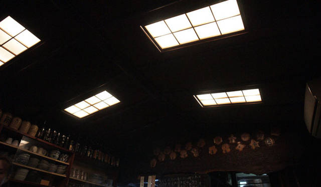 <strong>角田陽太｜「東京浪漫酒場」｜第八回 恵比寿「さいき」</strong><br />もちろん1階なので天窓はないが、天窓のような照明がおもしろい