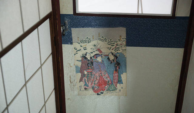 <strong>角田陽太｜「東京浪漫酒場」｜第八回 恵比寿「さいき」</strong><br />2階座敷の扉。補修は浮世絵の紙で