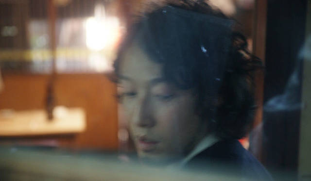 <strong>角田陽太｜「東京浪漫酒場」｜第八回 恵比寿「さいき」</strong><br />1階奥の古いガラスも雰囲気が良い。カメラマンの新津保氏にガラス越しに撮っていただきました（笑）