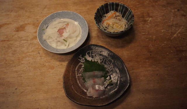 <strong>角田陽太｜「東京浪漫酒場」｜第八回 恵比寿「さいき」</strong><br />お通しは3種類くるので、これでさらっと日本酒を飲んで帰る常連客も多い