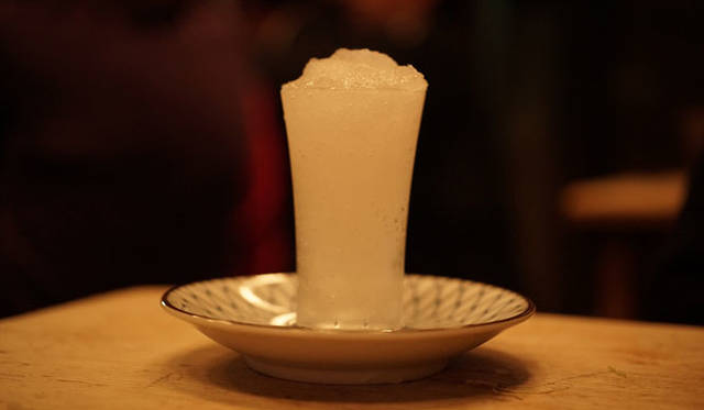 <strong>角田陽太｜「東京浪漫酒場」｜第八回 恵比寿「さいき」</strong><br />凍結酒。シャーベット状の日本酒の銘柄は「一ノ蔵」