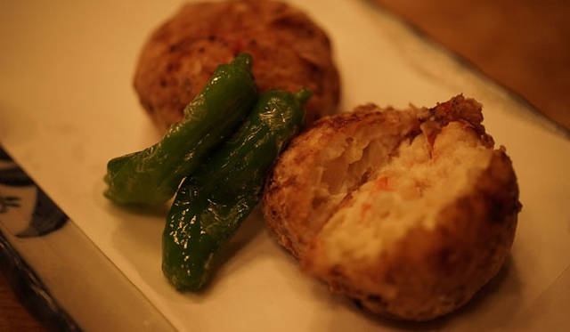 <strong>角田陽太｜「東京浪漫酒場」｜第八回 恵比寿「さいき」</strong><br />この店といえば海老しんじょ。抹茶塩をつけていただく