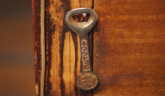 <strong>角田陽太｜「東京浪漫酒場」｜第八回 恵比寿「さいき」</strong><br />鋳物の栓抜きは大きめで使いやすく、輪郭も美しいデザイン