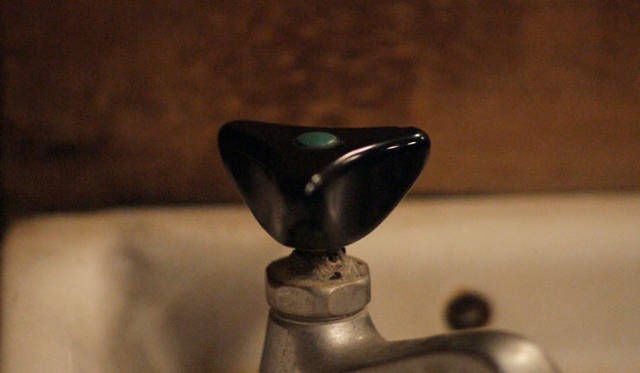 <strong>角田陽太｜「東京浪漫酒場」｜第八回 恵比寿「さいき」</strong><br />鋳物の栓抜きは大きめで使いやすく、輪郭も美しいデザイン