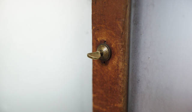 <strong>角田陽太｜「東京浪漫酒場」｜第八回 恵比寿「さいき」</strong><br />窓の鍵。2本の指で使用するに最低限かつ、優しいデザイン