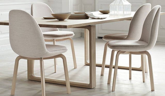<strong>FRITZ HANSEN｜フリッツ・ハンセン</strong><br />ダイニングチェア「Sammen™（サメン）」