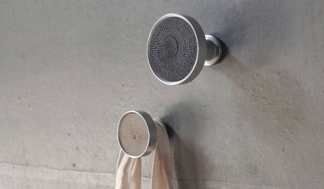 <strong>ミラノサローネ2015｜Experimental Creations</strong><br />＜Material Experiments＞<br />秋山かおり（STUDIO BYCOLOR）「MW:WW/More Works:With Wood」<br />「木は生きている素材」であることを伝えるため、表面加工「MW:WW」をベースに建築金物やアクセサリーを展開。木を構成するおもな組織から接着要素を除去し多孔質にすることにより、テクスチャーのおもしろさもさることながら、吸湿性・吸音性などの可能性も拡がった