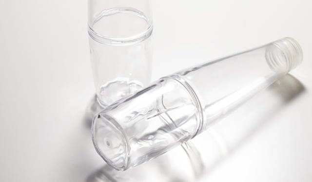 <strong>ミラノサローネ2015｜Experimental Creations</strong><br/>＜Material Experiments＞<br />小宮山洋「Sinkmarks」<br />今回実験に用いている現象「Sinkmarks（ひけ）」は工業製品において材料が起こす成形収縮によって生じるへこみ、窪み。量産を目的とした場合通常にできてはいけない「Sinkmarks（ひけ）」をあえて積極的に作り出すことで、射出成型でも手作りでも作ることができない一つだけのあたらしい表情を生み出している