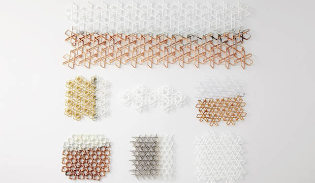 <strong>ミラノサローネ2015｜Experimental Creations</strong><br/>＜Digital Experiments＞<br />福定良佑「Oriental Loops」<br />3D プリンタの機能として、継ぎ目のないリング状の形がつながりあったまま出力できるという特性を生かし、リング状の形を反復することでできる3ディメンショナルなテクスチャー表現の可能性を考察