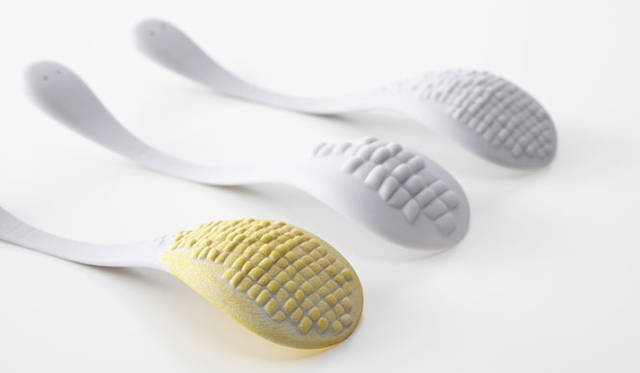 <strong>ミラノサローネ2015｜Experimental Creations</strong><br/>＜Digital Experiments＞<br /> 秋山かおり（STUDIO BYCOLOR）「TASTE of CELLS」<br />私たちが普段口にする野菜や果物などの植物は膨らんだ形状、尖った形状、凹んだ形状など、さまざまな表面テクスチャーで特徴づけられている。Grasshopperを用いることで、細胞が織りなす形の大きさやバランスをシュミレーションし、スプーンにさまざまな植物の表面テクスチャーを配し、それぞれの植物を使用しスプーンを染色