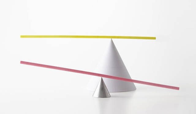 <strong>ミラノサローネ2015｜Experimental Creations</strong><br/>＜Digital Experiments＞<br />小宮山洋「The Peculiar Stick」<br />「重心と中心のちがう、棒。あるいは、おもちゃのような、オブジェ」。デジタルファブリケーションによって数値化・最適化されていくプロセスまたは結果を、日常にやわらかく溶け込むような在り方の可能性を探っている