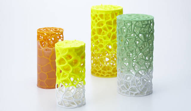 <strong>ミラノサローネ2015｜Experimental Creations</strong><br/>＜Digital Experiments＞<br />BOUNCE「Serendipity?」<br />デジタルにアナログのものづくりのプロセスをミックスさせることによって、つい触れたくなるようなあたらしい質感表現を生み出せないか？　コンピューターで緻密に計算された構造体に、手作業により生まれる偶然の美しさを融合