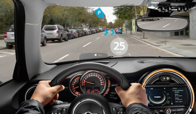 標識から読み取った制限速度や、空き駐車スペースを案内