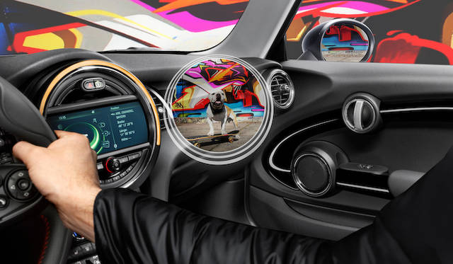 ピラーやドアなどを透かして見えるX線ビュー