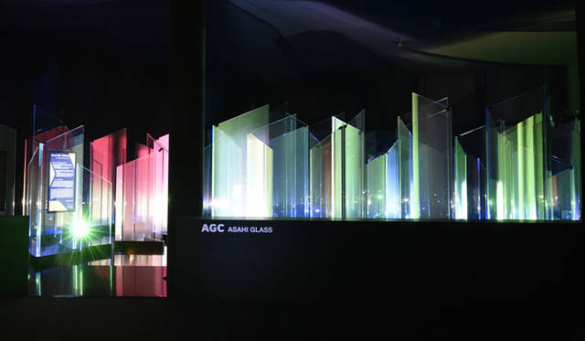 <strong>AGC旭硝子</strong><br />ミラノサローネ「GLACIER FORMATION ―AGCによる情報との新しい関係―」