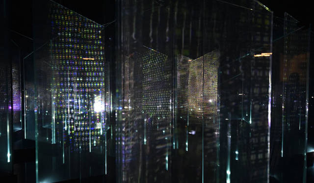 <strong>AGC旭硝子</strong><br />ミラノサローネ「GLACIER FORMATION ―AGCによる情報との新しい関係―」