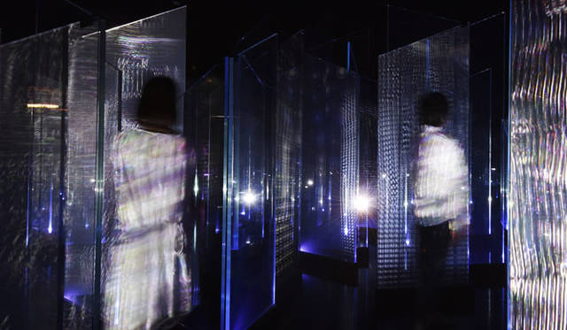 <strong>AGC旭硝子</strong><br />ミラノサローネ「GLACIER FORMATION ―AGCによる情報との新しい関係―」