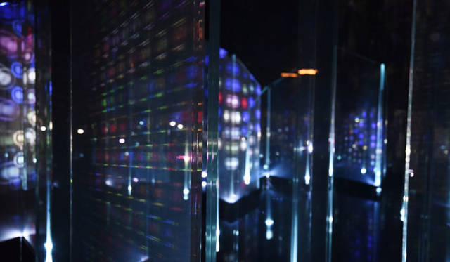 <strong>AGC旭硝子</strong><br />ミラノサローネ「GLACIER FORMATION ―AGCによる情報との新しい関係―」