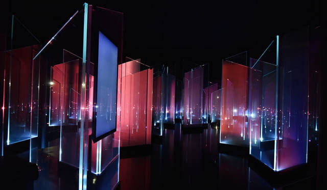 <strong>AGC旭硝子</strong><br />ミラノサローネ「GLACIER FORMATION ―AGCによる情報との新しい関係―」