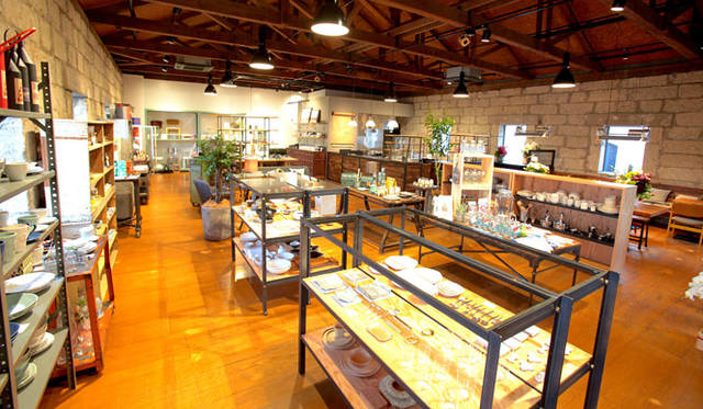 <strong>GEA｜ギア</strong><br />隣接する「GEA#2」では、山形の作家の食器をはじめ、世界中から集めたライフスタイルグッズ、ステーショナリー、書籍、家具の販売と、コーヒーをサーブするカフェスペースも設置