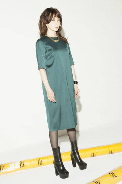 <strong>PEELSLOWLY｜ピールスローリー</strong><br />2015年春夏（3rd）コレクション<br />サテン“T”ドレス3万240円