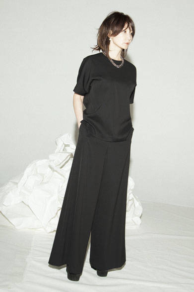 <strong>PEELSLOWLY｜ピールスローリー</strong><br />2015年春夏（3rd）コレクション<br />ドルマンプルオーバー2万3760円、サテンワイドパンツ2万4840円