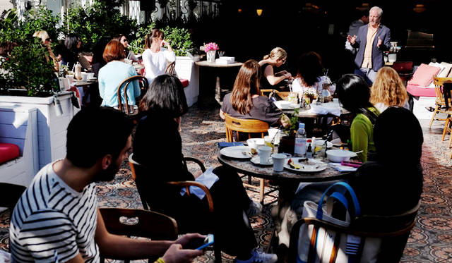 コロラドに診療所を持つ漢方医のジョシュア・ジーター博士が、冬虫夏草の効能について説明。