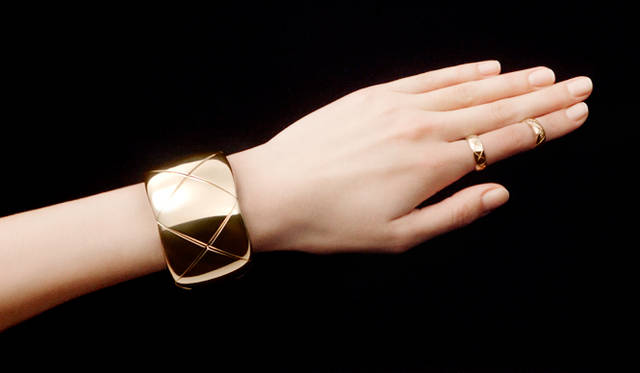 ボリュームのあるカフスは、それだけで十分な存在感。