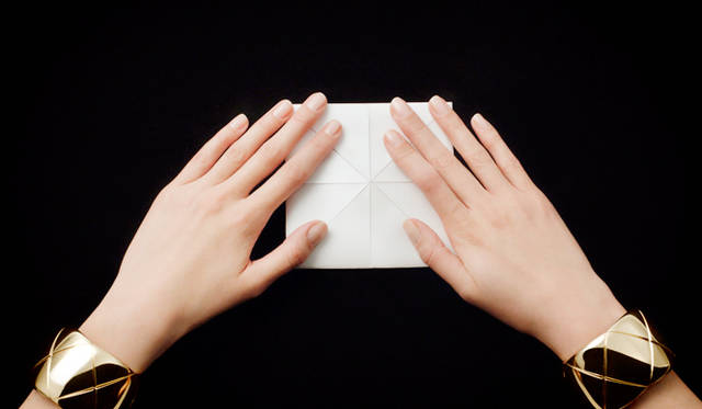 マドモアゼル シャネルも両方の手に大振りのカフスをよく合わせていた。