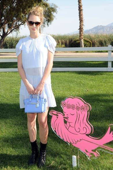 モデルのディラン・ペンはシフォン素材のライトブルードレスをシンプルに着こなし、同系色のコーチバッグを手にして登場。足元にブラックのレザーブーツでボーイッシュなアクセントをくわえた。</br></br>Photo credit: Getty Images
