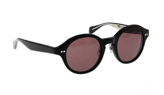 ブラックのレンズを使った、写真2と同じラウンドタイプ「KUROMON」。7万200円