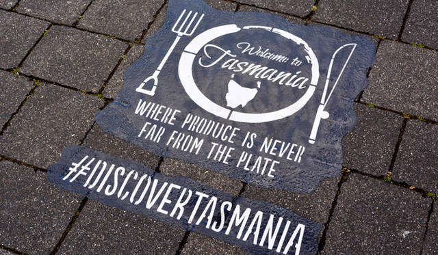 <br />期間中は州をあげて歓迎ムードを演出。路上に大胆にもこんな仕かけが