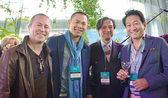 <br />左から今回のディナーを手がけるニール・ペリー氏、シンガポールの名店「アンドレ」のアンドレ・チャン氏、コラムニスト中村孝則氏、そしてご存知、辰巳琢郎氏と贅沢な顔ぶれ