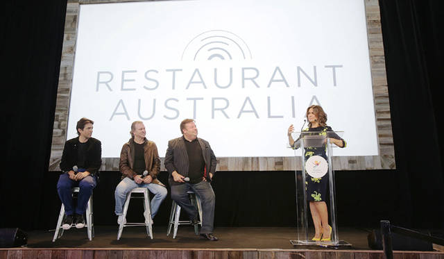 <br />プロモーションの説明と今晩のディナーの紹介のため、3人のシェフが登壇。MCも興奮気味