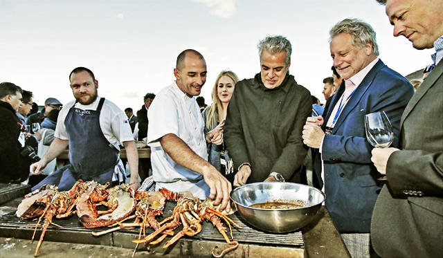 <br />招待客のなかにはシェフたちも多く、彼らも手伝う姿が